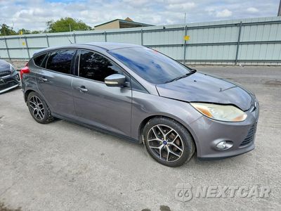 Czwarte zdjęcie samochodu z boku: 2013 FORD FOCUS SE VIN:1FADP3K22DL128960 - miniatura