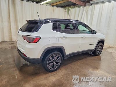 Trzecie zdjęcie samochodu z tyłu: 2026 JEEP COMPASS LIMITED VIN:3C4NJDCN0TT178094 - miniatura