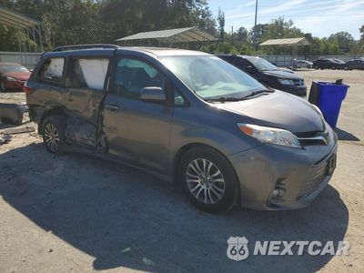 Czwarte zdjęcie samochodu z boku: 2018 TOYOTA SIENNA XLE 8-PASSENGER VIN:5TDYZ3DC1JS910608 - miniatura