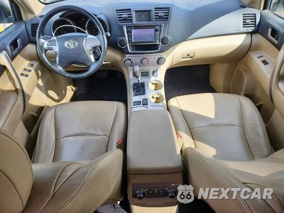Zdjęcie 8 z 13 samochodu: 2013 TOYOTA HIGHLANDER SE VIN:5TDBK3EHXDS208750 - miniatura