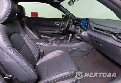Piąte zdjęcie samochodu w środku: 2026 FORD MUSTANG VIN:1FAGP8UH9T5118635 - miniatura