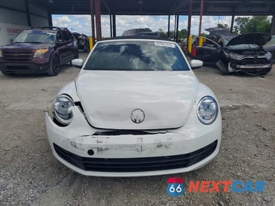 Piąte zdjęcie samochodu w środku: 2016 VOLKSWAGEN BEETLE S/SE VIN:3VW517AT5GM809373 - miniatura