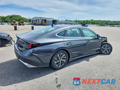 Trzecie zdjęcie samochodu z tyłu: 2026 HYUNDAI SONATA HYBRID BLUE VIN:KMHL24JJ0TA161139 - miniatura