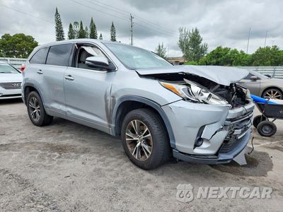 Czwarte zdjęcie samochodu z boku: 2017 TOYOTA HIGHLANDER LE VIN:5TDZARFH6HS025046 - miniatura