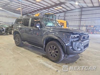 Czwarte zdjęcie samochodu z boku: 2025 TOYOTA LAND CRUISER BASE VIN:JTEABFAJ0S5021571 - miniatura