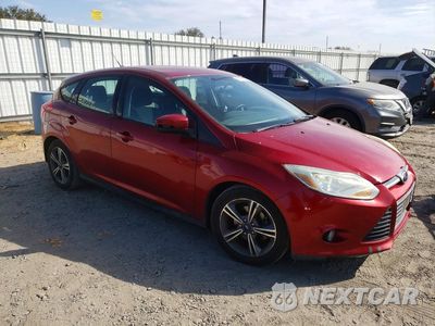 Czwarte zdjęcie samochodu z boku: 2014 FORD FOCUS SE VIN:1FADP3K25EL271516 - miniatura