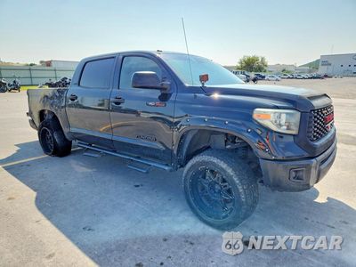 Czwarte zdjęcie samochodu z boku: 2018 TOYOTA TUNDRA CREWMAX SR5 VIN:5TFDY5F19JX687575 - miniatura