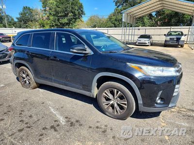 Czwarte zdjęcie samochodu z boku: 2019 TOYOTA HIGHLANDER LE VIN:5TDZARFH9KS042639 - miniatura