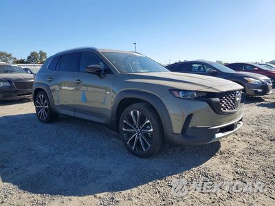 Czwarte zdjęcie samochodu z boku: 2023 MAZDA CX-50 PREMIUM PLUS VIN:7MMVABEY3PN102452 - miniatura