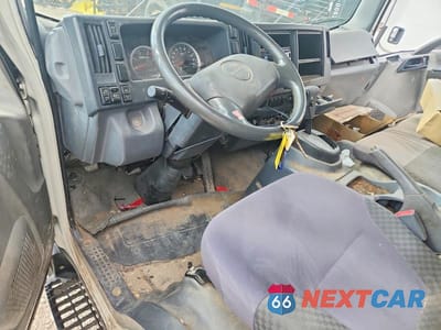 Zdjęcie 8 z 13 samochodu: 2015 ISUZU NQR BOX TRUCK VIN:JALE5J169F7901415 - miniatura