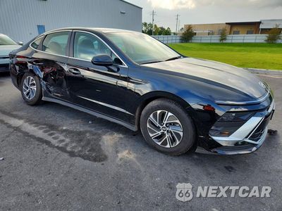 Czwarte zdjęcie samochodu z boku: 2026 HYUNDAI SONATA HYBRID BLUE VIN:KMHL24JJ1TA166673 - miniatura