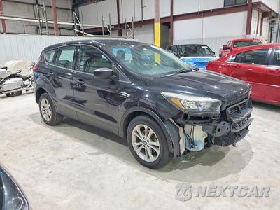 Czwarte zdjęcie samochodu z boku: 2019 FORD ESCAPE S VIN:1FMCU0F72KUC23556 - miniatura