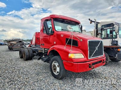 Czwarte zdjęcie samochodu z boku: 2014 VOLVO VNM TRUCK CAB AND CHASSIS VIN:4V4MC9EG8EN166641 - miniatura