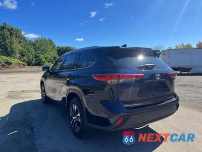 Trzecie zdjęcie samochodu z tyłu: 2021 TOYOTA HIGHLANDER XLE VIN:5TDGZRBH0MS545615 - miniatura