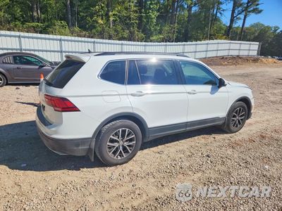 Trzecie zdjęcie samochodu z tyłu: 2019 VOLKSWAGEN TIGUAN SE VIN:3VV3B7AX1KM015135 - miniatura
