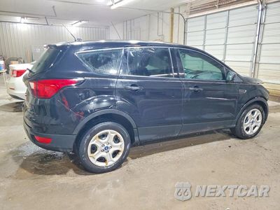 Trzecie zdjęcie samochodu z tyłu: 2019 FORD ESCAPE S VIN:1FMCU0F73KUA18022 - miniatura