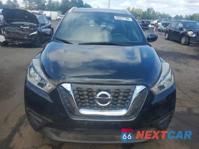 Piąte zdjęcie samochodu w środku: 2018 NISSAN KICKS S VIN:3N1CP5CU5JL509559 - miniatura