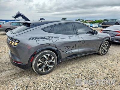 Trzecie zdjęcie samochodu z tyłu: 2021 FORD MUSTANG MACH-E PREMIUM VIN:3FMTK3R75MMA38606 - miniatura