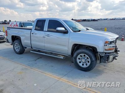Czwarte zdjęcie samochodu z boku: 2018 CHEVROLET SILVERADO K1500 LT VIN:1GCVKREH7JZ356560 - miniatura
