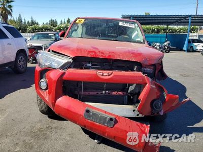Piąte zdjęcie samochodu w środku: 2018 TOYOTA 4RUNNER SR5 PREMIUM VIN:JTEBU5JR1J5497230 - miniatura