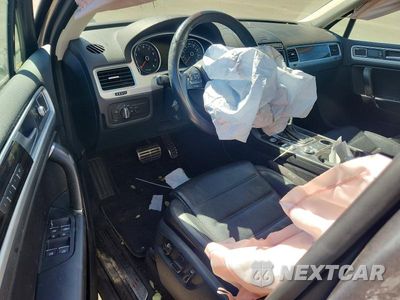 Zdjęcie 8 z 13 samochodu: 2017 VOLKSWAGEN TOUAREG EXECUTIVE VIN:WVGGF7BPXHD006713 - miniatura