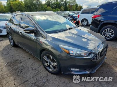 Czwarte zdjęcie samochodu z boku: 2018 FORD FOCUS SE VIN:1FADP3F20JL268298 - miniatura