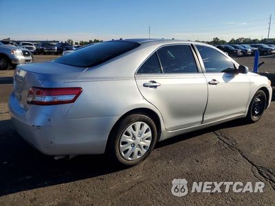 Trzecie zdjęcie samochodu z tyłu: 2010 TOYOTA CAMRY BASE VIN:4T1BF3EK1AU020119 - miniatura