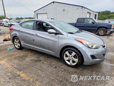 Czwarte zdjęcie samochodu z boku: 2013 HYUNDAI ELANTRA GLS VIN:KMHDH4AE0DU719903 - miniatura