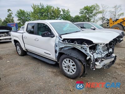 Czwarte zdjęcie samochodu z boku: 2025 TOYOTA TACOMA SR5 VIN:3TMLB5JN9SM189407 - miniatura