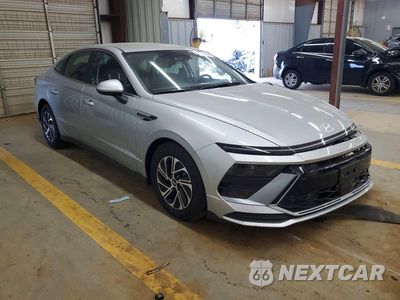 Czwarte zdjęcie samochodu z boku: 2026 HYUNDAI SONATA HYBRID BLUE VIN:KMHL24JJ7TA146217 - miniatura