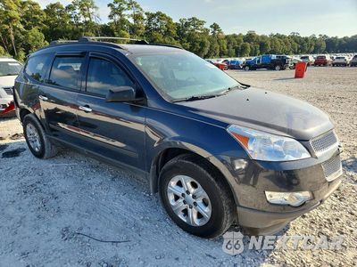 Czwarte zdjęcie samochodu z boku: 2012 CHEVROLET TRAVERSE LS VIN:1GNKRFED9CJ372746 - miniatura