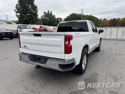 Trzecie zdjęcie samochodu z tyłu: 2020 CHEVROLET SILVERADO K1500 LT VIN:1GCRYDED5LZ259831 - miniatura