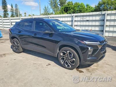 Czwarte zdjęcie samochodu z boku: 2026 CHEVROLET TRAX 2RS VIN:KL77LJEP3TC061814 - miniatura