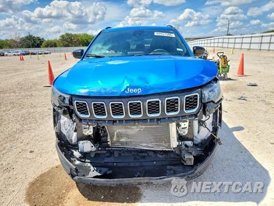 Piąte zdjęcie samochodu w środku: 2025 JEEP COMPASS LATITUDE VIN:3C4NJDBN8ST586262 - miniatura
