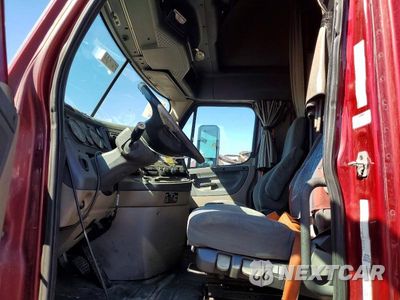 Zdjęcie 7 z 13 samochodu: 2015 FREIGHTLINER CASCADIA SEMI TRUCK VIN:3AKJGLD5XFSGJ6058 - miniatura