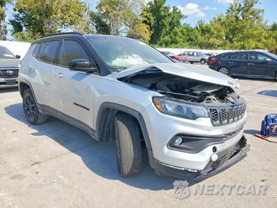 Czwarte zdjęcie samochodu z boku: 2024 JEEP COMPASS LATITUDE VIN:3C4NJDBN9RT142561 - miniatura