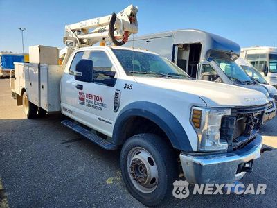 Czwarte zdjęcie samochodu z boku: 2019 FORD F550 SUPER DUTY BUCKET TRUCK VIN:1FD0X5HT3KEE57118 - miniatura