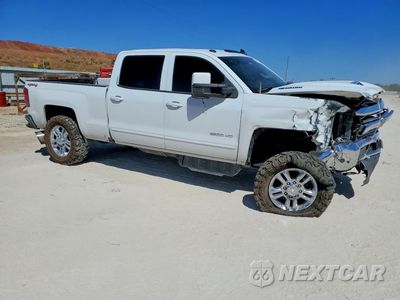 Czwarte zdjęcie samochodu z boku: 2017 CHEVROLET SILVERADO K2500 HEAVY DUTY LT VIN:1GC1KVEY8HF164941 - miniatura
