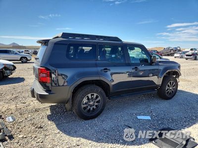 Trzecie zdjęcie samochodu z tyłu: 2027 TOYOTA LAND CRUISER BASE VIN:JTEABFAJ3VK077185 - miniatura