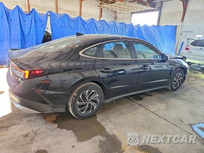 Trzecie zdjęcie samochodu z tyłu: 2026 HYUNDAI SONATA HYBRID BLUE VIN:KMHL24JJ6TA162392 - miniatura