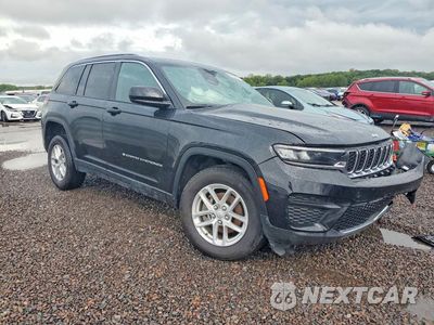 Czwarte zdjęcie samochodu z boku: 2024 JEEP GRAND CHEROKEE LAREDO VIN:1C4RJHAG3RC231890 - miniatura