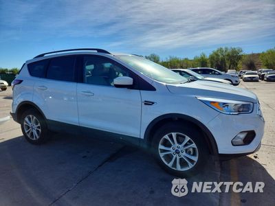 Czwarte zdjęcie samochodu z boku: 2018 FORD ESCAPE SE VIN:1FMCU9G9XJUC64908 - miniatura