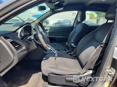 Zdjęcie 7 z 12 samochodu: 2012 CHRYSLER 200 LX VIN:1C3CCBAB1CN295945 - miniatura