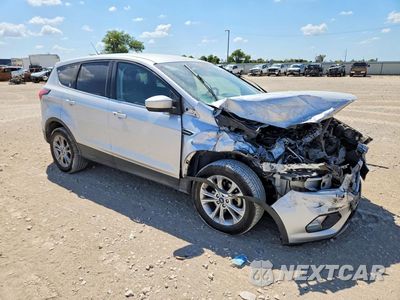 Czwarte zdjęcie samochodu z boku: 2019 FORD ESCAPE SE VIN:1FMCU0GD8KUB00977 - miniatura