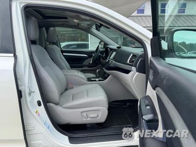 Piąte zdjęcie samochodu w środku: 2017 TOYOTA HIGHLANDER XLE VIN:5TDJZRFH9HS362817 - miniatura
