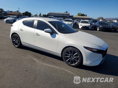 Czwarte zdjęcie samochodu z boku: 2023 MAZDA 3 SELECT VIN:JM1BPAKM1P1615560 - miniatura