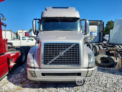 Piąte zdjęcie samochodu w środku: 2017 VOLVO VNL SEMI TRUCK VIN:4V4NC9EH3HN983310 - miniatura