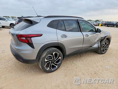 Trzecie zdjęcie samochodu z tyłu: 2024 CHEVROLET TRAX 2RS VIN:KL77LJE25RC185824 - miniatura