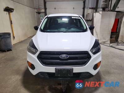 Piąte zdjęcie samochodu w środku: 2018 FORD ESCAPE S VIN:1FMCU0F70JU855966 - miniatura