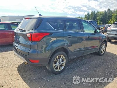 Trzecie zdjęcie samochodu z tyłu: 2019 FORD ESCAPE SE VIN:1FMCU9GD9KUA28403 - miniatura
